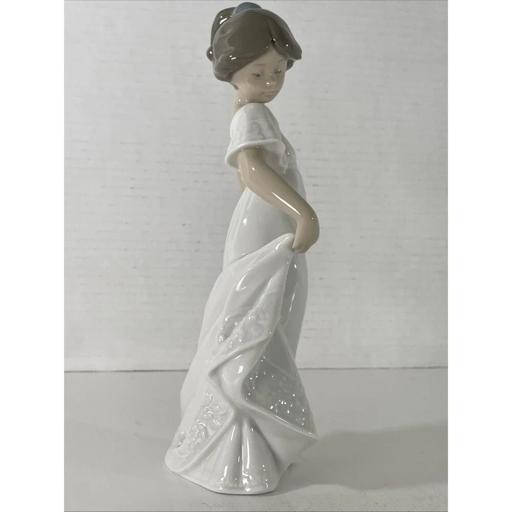 Vtg Lladro NAO Collectable Figurine - How Pretty -  D 1110 Spain 1989